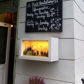 Restaurant Mädchenitaliener: menukaart in modelbouwvitrine